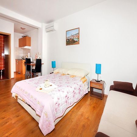 Apartments Barbara Brsec Ruang foto